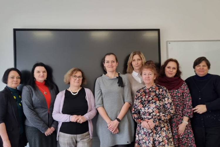 osiem kobiet w nowej sali Studium Języków Obcych