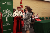 rektor wraz z osobą odbierającą dyplom podczas uroczystości promocji doktorskiej